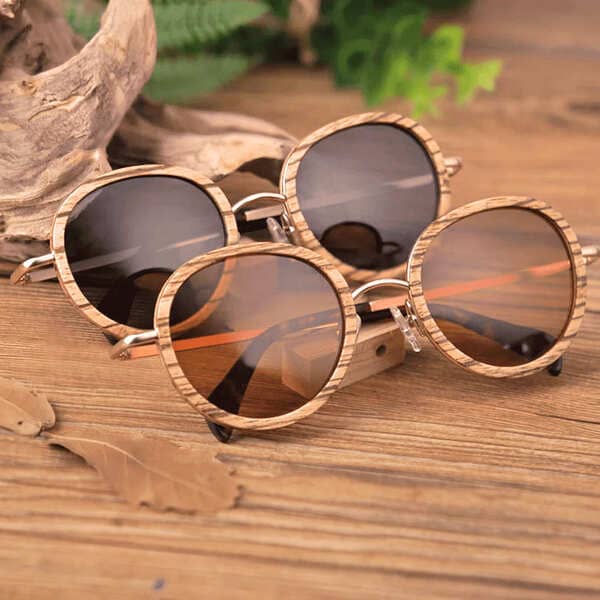 Lunettes de soleil en bois naturel